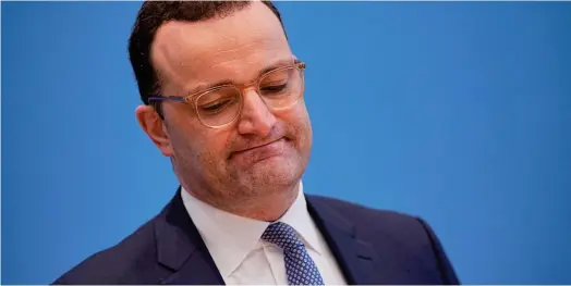  ?? ?? Jens Spahn, le ministre de la Santé allemand, hier lors de sa conférence de presse sur la situation sanitaire du pays frappé de plein fouet par la cinquième vague de
Covid-19 (Crédits : Reuters)