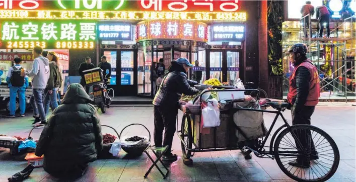  ?? YAN CONG/NYTMK PARA EF ?? Un rótulo en coreano brilla en una calle de Yanji, China, cerca de la frontera con Corea del Norte. Entre algunas empresas crece la expectativ­a de ingresar al mercado norcoreano.