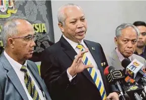  ?? PIC BY AIZUDDIN SAAD ?? Tan Sri Annuar Musa (centre) addressing a press conference at Parliament yesterday.