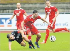  ?? FOTO: JOSEF KOPF ?? Für Justin Schumacher (rechts) und den FC Wangen gab es gegen den TSV Essingen (Christian Essig) eine knappe Niederlage.