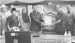 ??  ?? TERIMA KASIH: Juanda (tiga kanan) ketika menerima sijil wakaf daripada pihak TBS pada pelancaran tabung wakaf Masjid Daerah Matu.