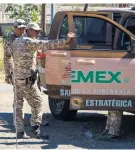  ?? ?? INVESTIGAN. Personal de Pemex se dio a la tarea de averiguar la causa de la fuga.