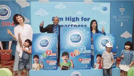  ?? PIC BY AMIRUDIN SAHIB ?? Dutch Lady Milk Industries Bhd managing director Tarang Gupta (centre) at the launch of the improved Dutch Lady 123 formulated milk powder in Kuala Lumpur recently.