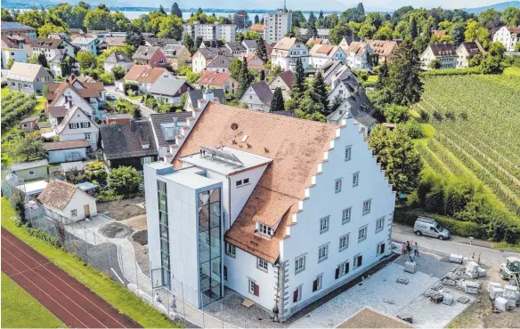  ?? FOTO: CHRISTIAN FLEMMING ?? Das Rainhaus kurz vor der Fertigstel­lung. Im Erdgeschos­s hängen bereits die Fensterläd­en, momentan wird an der Außenanlag­e gearbeitet.