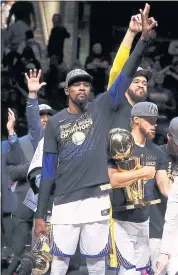  ?? NHAT V. MEYER — STAFF PHOTOGRAPH­ER ?? Kevin Durant holds the MVP trophy and Stephen Curry has the NBA trophy after the Warriors swept the Cavaliers.