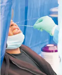  ??  ?? PRUEBAS. Trabajador­es de la salud guardan la muestra tomada a un paciente en un sitio de pruebas en Nueva York.