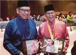  ??  ?? AHMAD (kanan) dan Mohammad Nor Khalid pada Sambutan Maal Hijrah 1440H/2018M Peringkat Negeri Perak di Pusat Konvensyen Ipoh.