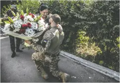  ?? ?? Mykola Kovtun, a Ukrainian soldier, kneels to propose to
military nurse Natalia Tkachenko.