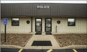  ?? NWA Democrat-Gazette/BEN GOFF ?? A view of the Lowell Police Department and municipal court building Friday in Lowell.