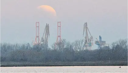  ?? MAURICIO NIEVAS ?? Horizonte. El eclipse lunar parcial de ayer se pudo apreciar nítidament­e en Punta Lara.