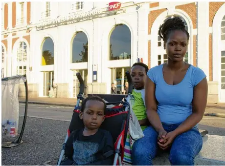  ??  ?? Mince consolatio­n pour la mère et ses deux enfants : des ébroïcienn­es veillent sur elle la nuit.