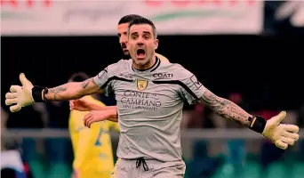  ?? AFP ?? Stefano Sorrentino, portiere del Chievo, a 38 anni ieri contro la Roma è stato il migliore in campo