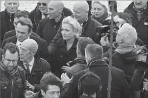  ??  ?? Marine Le Pen met haar bodyguard Thierry Legier (vlak achter haar). (La Croix)