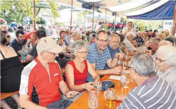  ?? FOTO: PRIVAT ?? Im Egelfinger Biergarten geht es gemütlich zu – Blasmusike­r werden auftreten, unter anderem Frank Metzger und „Die jungen Böhmischen“.