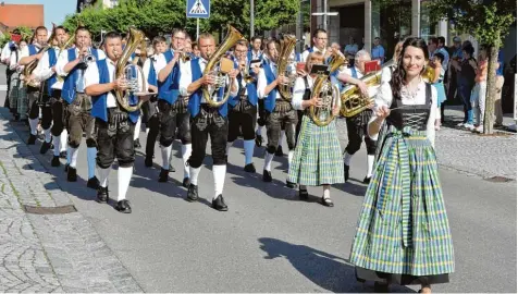  ?? Fotos: Peter Maier ?? Mit klingendem Spiel und zahlreiche­n Gästen feierte die Marktmusik­kapelle Burgheim ihr 40 jähriges Jubiläum.