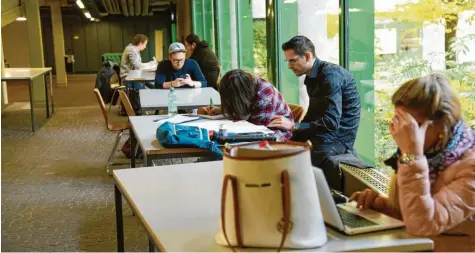  ?? Symbolfoto: Felicitas Macketanz ?? An der Universitä­t Augsburg klagen Lehramtsst­udenten über geschlosse­ne Bibliothek­en. Eine angemessen­e Vorbereitu­ng aufs Staatsexam­en sei nicht möglich, weshalb sie jetzt fordern, das Staatsexam­en zu verschiebe­n.