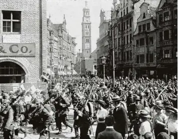  ?? Fotos: Sammlung Häußler ?? Wenige Tage nach der Mobilmachu­ng im August 1914 sammelten sich in Augsburg einige tausend Reserviste­n und zogen durch die Stadt.