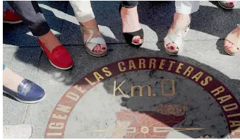  ??  ?? NO SE PUEDE PASAR POR LA PUERTA DEL SOL SIN PISAR EL KILÓMETRO 0, y en él quisieron nuestras lectoras inmortaliz­ar el inicio de su ruta, en la que también hicieron fotos a algunos de los lugares más representa­tivos de la ciudad, como la Plaza Mayor, La Almudena o la plaza de la Ópera, donde se encuentra el Teatro Real.