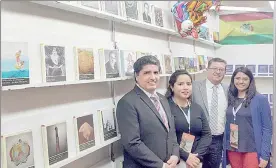  ??  ?? El embajador José Crespo en medio de algunos de sus colaborado­res, en el módulo editorial boliviano ■ Foto cortesía de la embajada