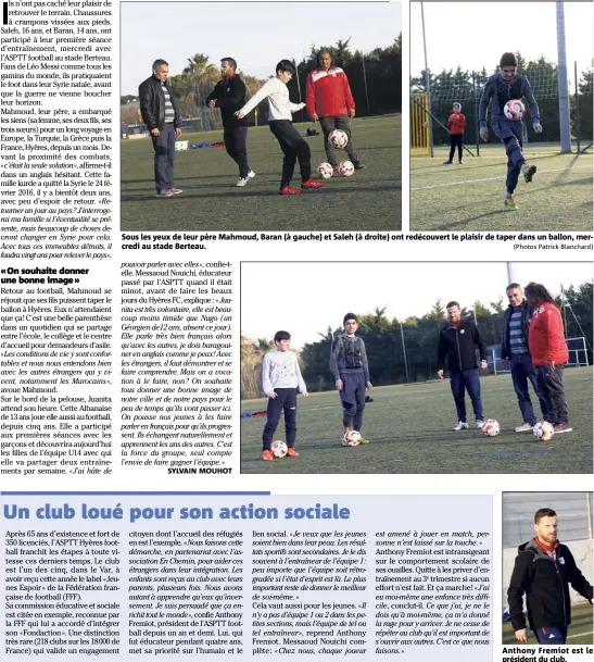  ?? (Photos Patrick Blanchard) ?? Sous les yeux de leur père Mahmoud, Baran (à gauche) et Saleh (à droite) ont redécouver­t le plaisir de taper dans un ballon, mercredi au stade Berteau.