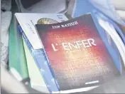  ??  ?? Dans la voiture d’un suspect, après la perquisiti­on, un livre abandonné dans le capharnaüm.