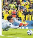  ?? FOTO: DPA ?? Chelseas Torhüter Kepa Arrizabala­ga pariert den letzten Schuss während des Elfmetersc­hießens.