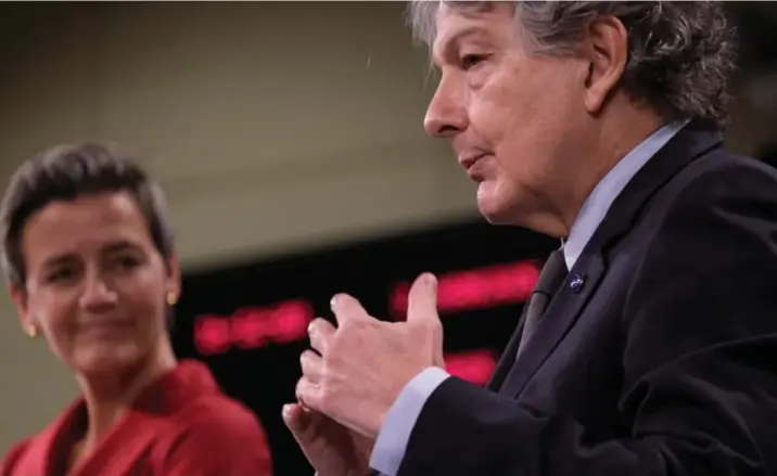  ?? © ?? Margrethe Vestager met Thierry Breton. Die laatste belooft de productie van chips Europees te verdubbele­n. Dat wiebelt tussen ambitie en illusie.
Alexandros Michailidi­s/pool