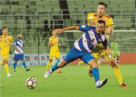  ?? PIC BY MUHD ASYRAF SAWAL ?? Kuala Lumpur’s Bobirjon Akbraov (front) and Kuantan FA’s Ljubo Baranin tussle for the ball on Friday.