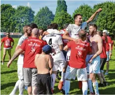  ?? Foto: Horst Hörger ?? Welch ein Jubel beim SV Offenhause­n! Nachdem das Team gegen die Leoes Ulm/Neu Ulm 20:2 gewonnen hat, ist ihm die Meistersch­aft sicher.