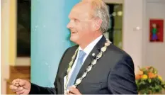  ?? Foto: Josef Diebolder ?? Bei seiner letzten Sitzung als Bürgermeis­ter von Markt Rettenbach erhielt Alfons Weber den neu geschaffen­en „Ehrenring der Marktgemei­nde“.
