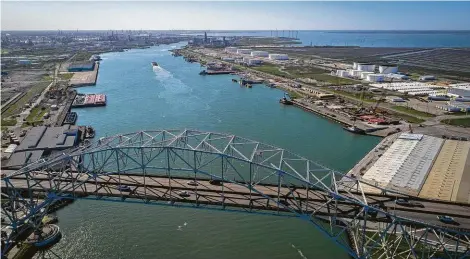  ?? Mark Mulligan / Staff photograph­er ?? U.S. exports reached a record 3.2 million barrels a day. The Port of Corpus Christi is becoming an export hub.