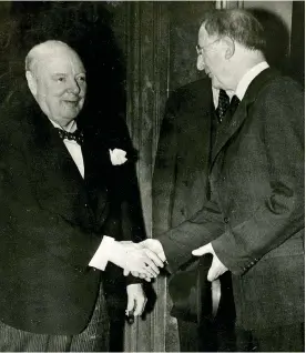  ??  ?? Historic link: Winston Churchill and Éamon de Valera meeting