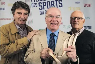  ?? DAVE SIDAWAY ?? Quebec Sports Hall of Fame members François Godbout, left, and Claude Raymond, right, welcomed Donald Dion to the club.