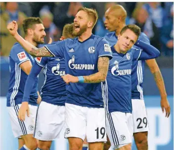  ?? FOTO: IMAGO ?? Guido Burgstalle­r bejubelt sein Tor zum 2:0 gegen den Hamburger SV – es war gleichbede­utend mit dem Sprung des FC Schalke 04 auf Platz zwei der Bundesliga-Tabelle.