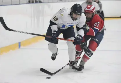  ?? ULANDER
FOTO: MARKKU ?? Kiekko-Espoos Emilia Vesa och HIFK:s Johanna Kemppainen i en tuff duell i lördagens match i Malm.