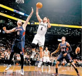  ??  ?? Deron Williams de los Nets (8) era defendido por Pero Antic (6)