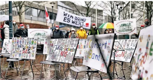  ?? FOTOS: (2) KÖHLEN ?? Protest vor dem
Haupt- und Finanzauss­chuss, in dem es um
die Zukunft der Mettmanner Musikschul­e ging: Notenständ­er und Stühle mit Plakaten waren im Halbrund aufgestell­t. Es gab ein stummes Konzert.