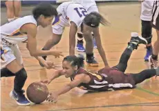  ?? JOHN KLEIN / FOR THE JOURNAL SENTINEL ?? Ce Ce Vales of Vincent dives to get to a loose ball before Tishara Morehouse (left) of King can secure it on Friday night at King.