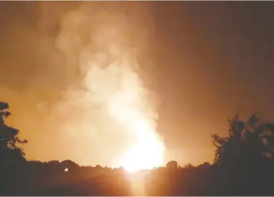  ?? AARON STAMPER VIA REUTERS / FILES ?? Flames light up the sky after an Enbridge gas pipeline explosion in rural Kentucky on Aug. 1 that killed one person,
injured at least six others, destroyed multiple structures and caused a fire that damaged about 30 acres.