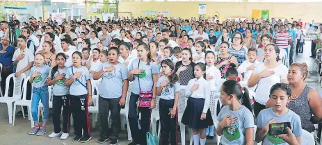  ?? FOTOS: EFRAÍN MOLINA. ?? ACTO. Estudiante­s de primaria y secundaria de Villanueva participar­on en el cabildo abierto educativo.
