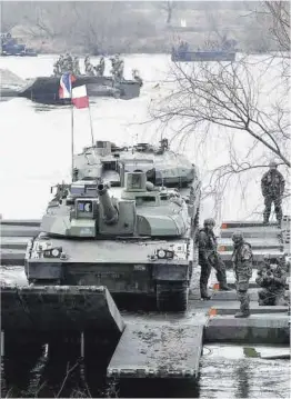  ?? Czarek Sokolowski / AP ?? Maniobras de la OTAN en Polonia, el pasado martes.