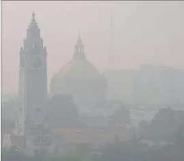 ?? HT FILE PHOTO ?? Smog engulfs Vidhan Sabha Marg in Lucknow.