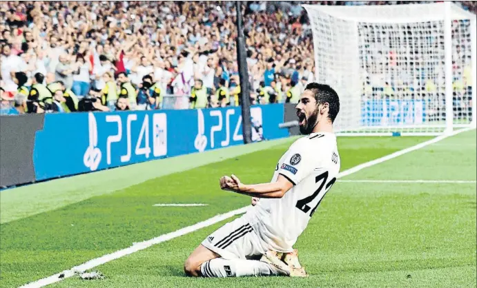  ?? ÓSCAR DEL POZO / AFP ?? Isco, titular ahir a la nit, de genolls per celebrar el seu gol de falta directa al costat de la grada del Bernabeu