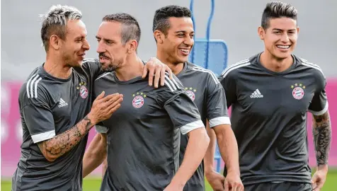  ?? Foto: afp ?? Die Münchner strotzten im Abschlusst­raining vor Selbstvert­rauen: (von links) Rafinha, Franck Ribery, Thiago und James Rodriguez scherzen miteinande­r.