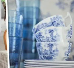  ??  ?? Kleine Bilder oben: Die unregelmäß­igen Steinflies­en im Flur passen gut zum Charakter des alten Hauses; blau-weißes Vintage-Porzellan. Links: Im Wohnzimmer steht einer von insgesamt fünf imposanten schwedisch­en Kachelöfen.