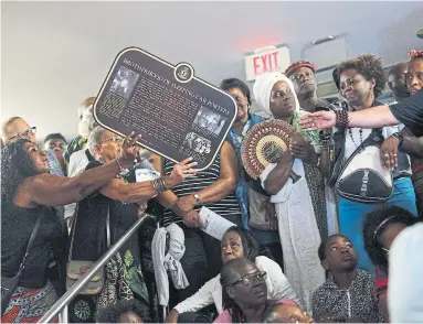  ?? COLE BURSTON FOR THE TORONTO STAR ?? A plaque honouring Black porters is shared. A new book shows their contributi­on to a more inclusive vision of Canada.