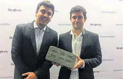  ?? (GENTILEZA GOOGLE) ?? Orgullo. Dos de los fundadores de Eco Inclusión, Saieg y Lima, premiados en Buenos Aires.