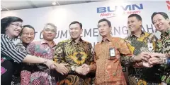  ?? RAKA DENNY/JAWA POS ?? LENGKAP: Direktur Utama Achmad Baiquni (tengah) dan Wakil Direktur Utama Herry Sidharta (tiga dari kanan) bersama jajaran direksi BNI setelah RUPS di Jakarta kemarin.
