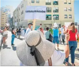  ?? JESÚS MARÍN ?? Varias de las personas que ayer se concentrar­on en defensa de La Casería.