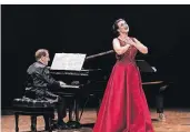  ?? FOTO: ANNE SCHÄFER/TONHALLE ?? Olga Peretyatko und Semjon Skigin bei ihrem Liederaben­d in der Tonhalle.